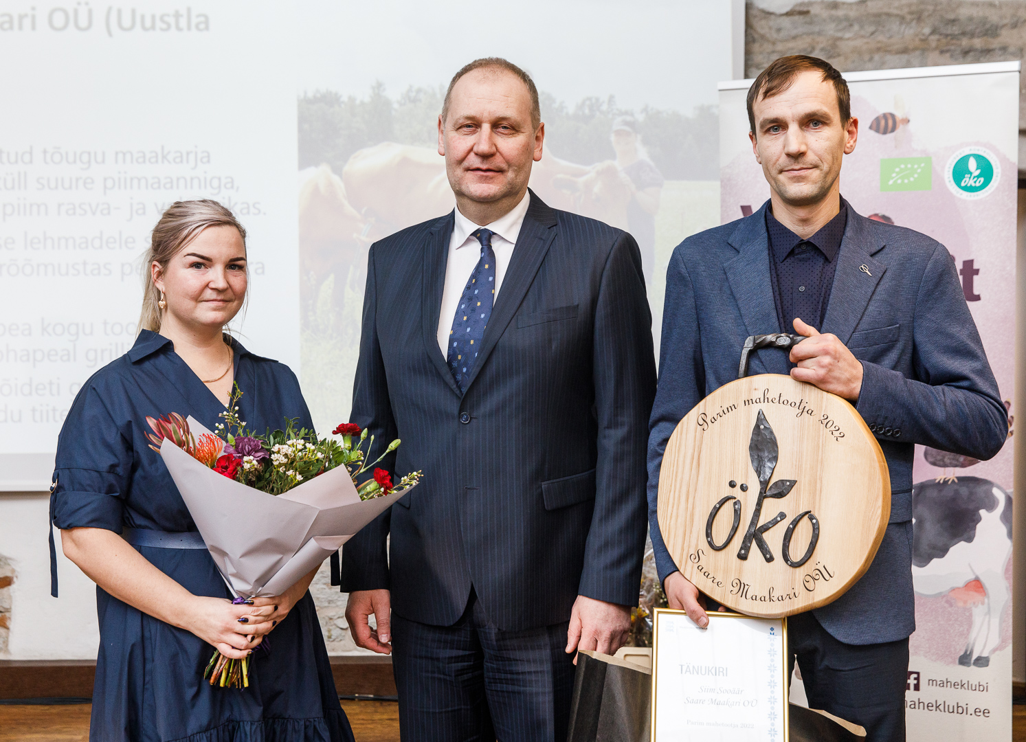 Siim Sooäär ja Margit Lepp pälvisid oma ettevõttega Saare Maakari OÜ parima mahetootja tiitli, fotol koos minister Urmas Kruusega Foto: Lauri Laan