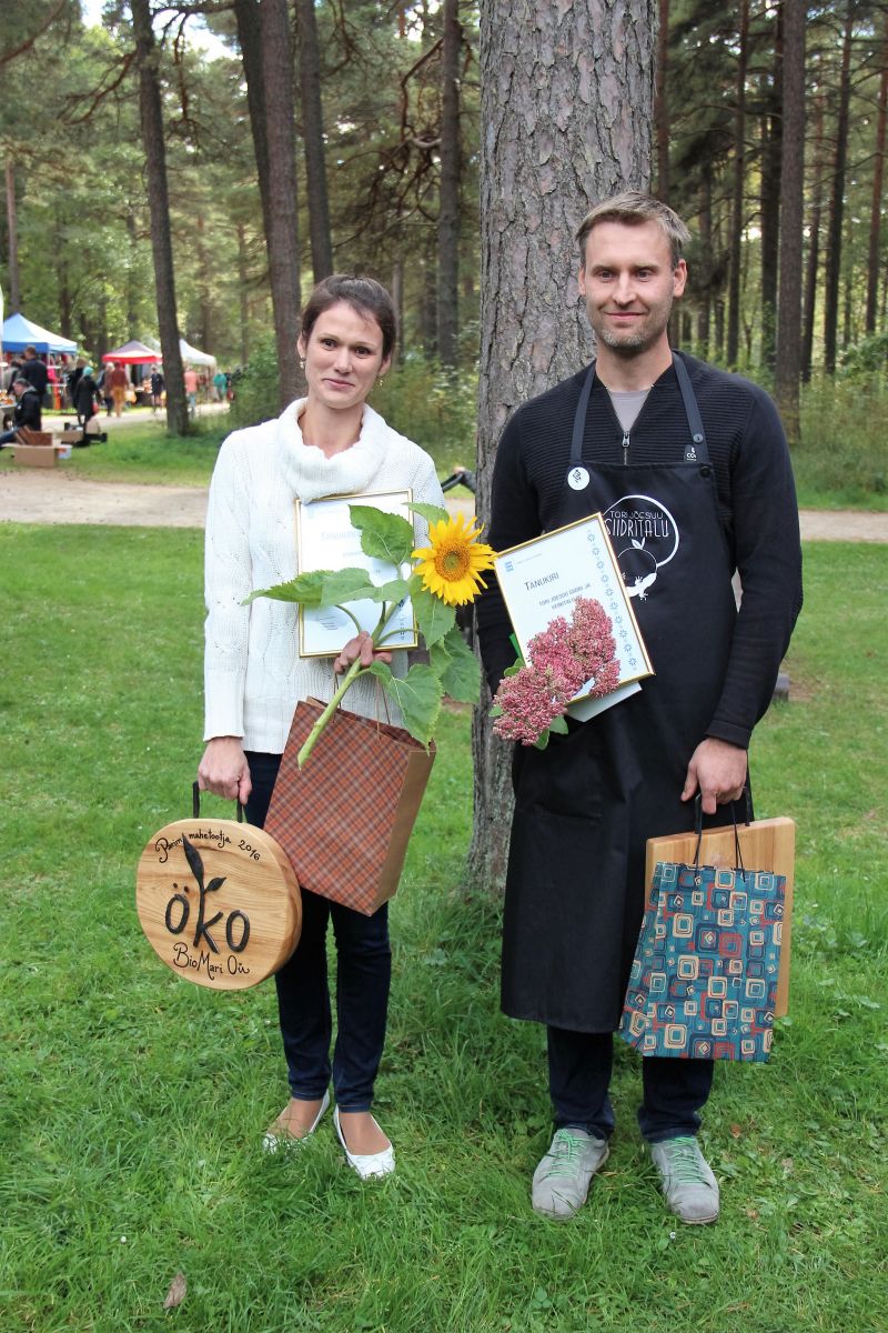 2016. a parima mahetootja Biomari OÜ esindaja Triin Ojanurme ja parima mahetoote valmistaja Karmo Haas Tori-Jõesuu Siidri- ja Veinitalust. Foto: Maheklubi.ee