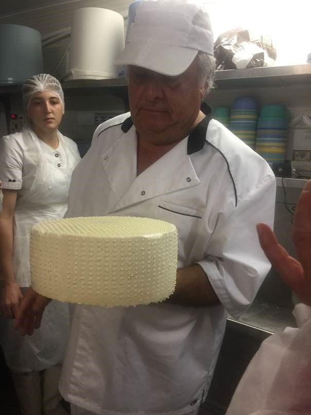Fotol on esimene Cheddar juustumeister Michel Lepage käes. Laagerdamise töö seisab alles ees. See on omakorda kolm kuud hoolt ja armastust.