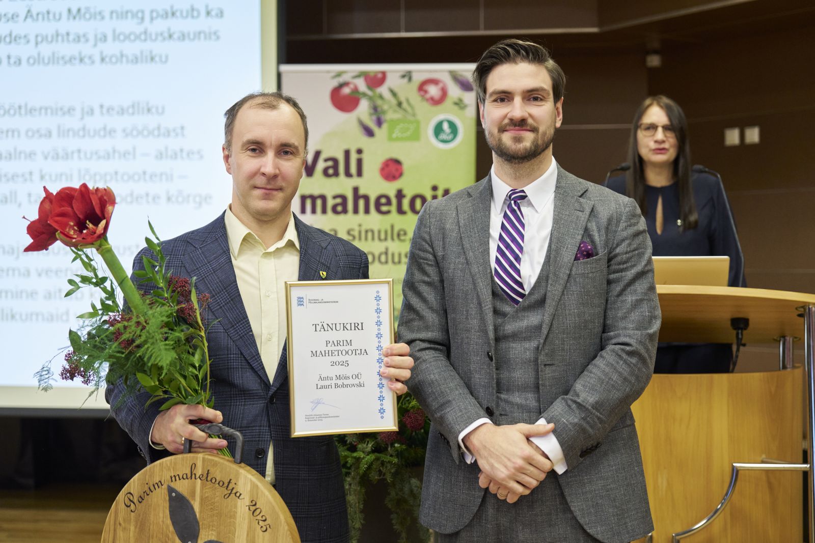 Parima mahetootja tiitli võitnud Äntu Mõisa juht Lauri Bobrovski koos regionaal- ja põllumajandusminister Hendrik Johannes Terrasega. Foto: Jassu Hertsmann