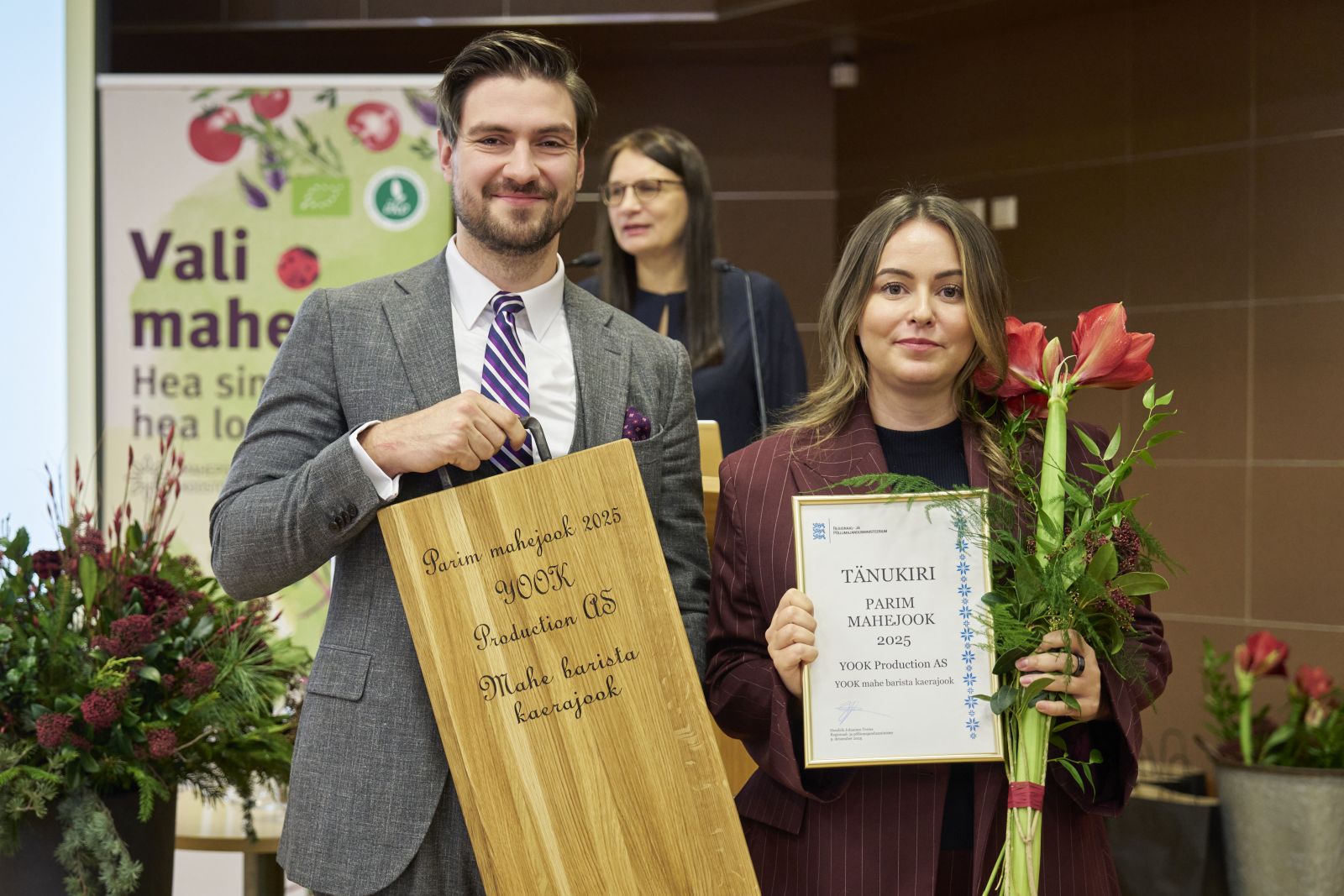 Parima mahejoogi tiitli sai YOOK mahe barista kaerajook, pildil ettevõtte turundusjuht Elen-Greete Jaadla koos regionaal- ja põllumajandusminister Hendrik Johannes Terrasega. Foto: Jassu HertsmannFoto: Jassu Hertsmann